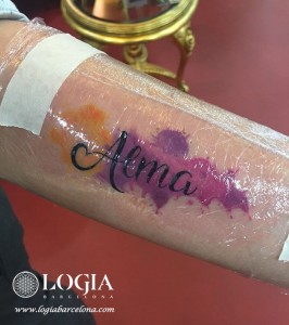 tatuaje-brazo-lettering-color-logia-barcelona-larosa               